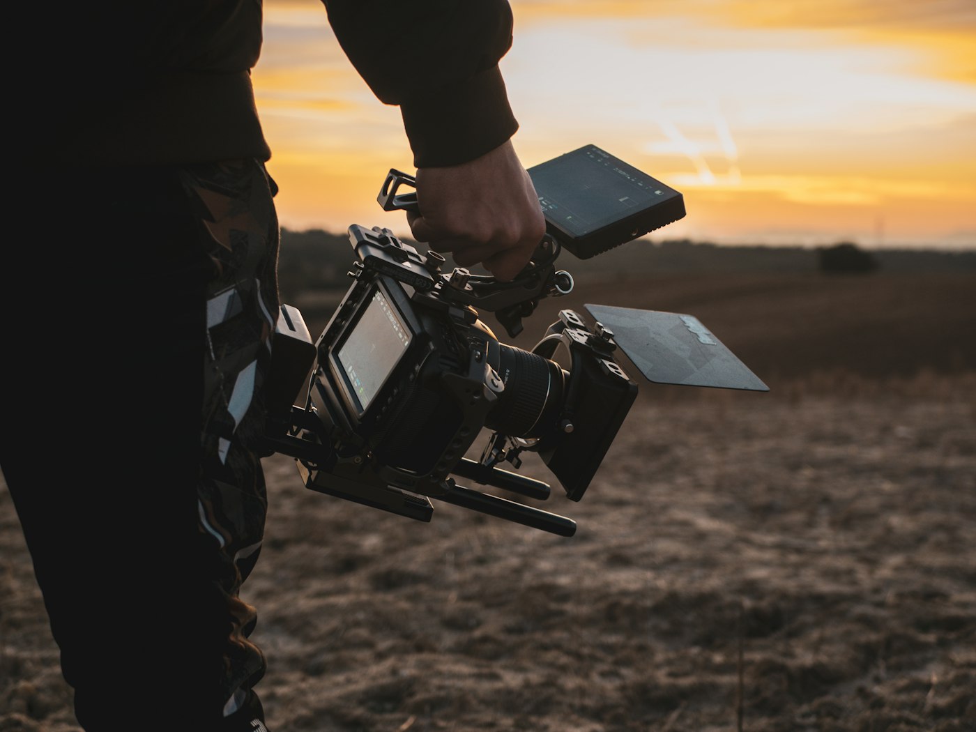 Cámara de cine en locación al atardecer