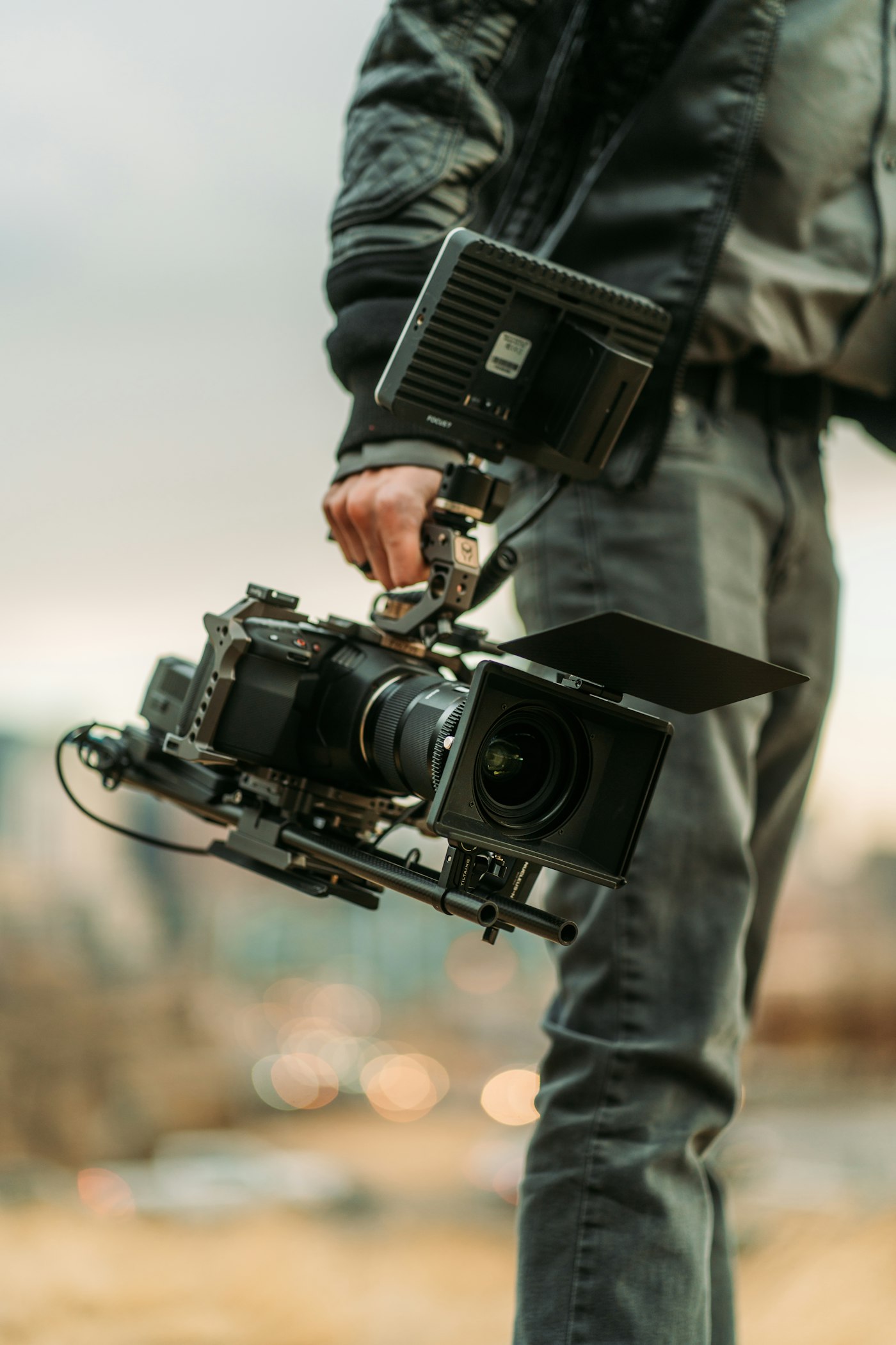 Operador cargando un rig de cámara de cine en exteriores