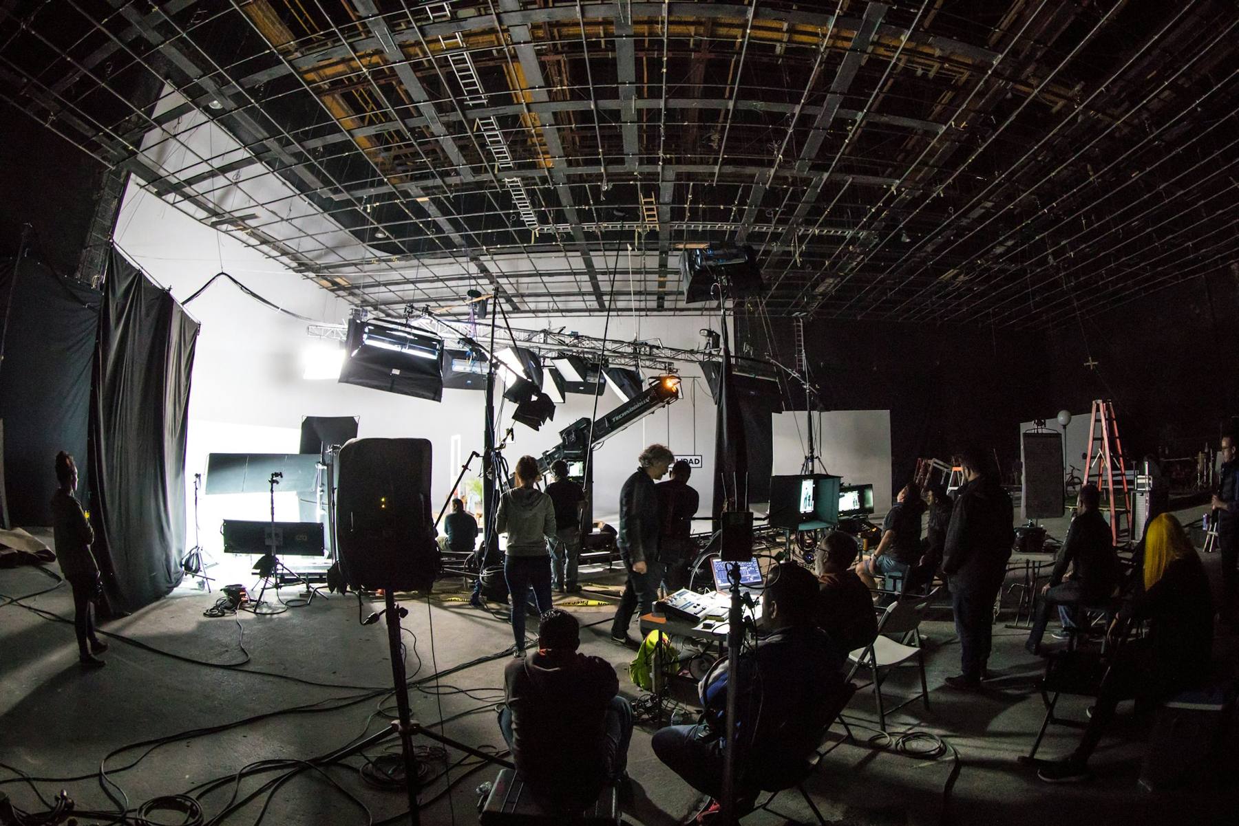 Equipo de producción audiovisual trabajando en un set de filmación