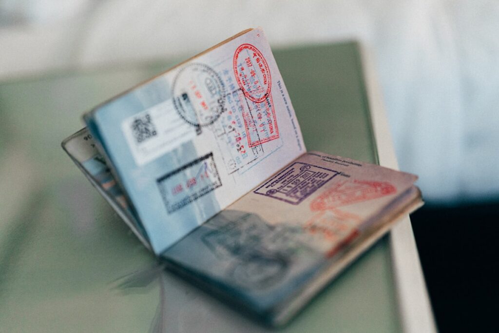 Pasaporte abierto mostrando sellos de entrada