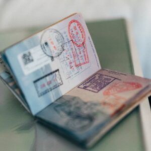 Pasaporte abierto mostrando sellos de entrada