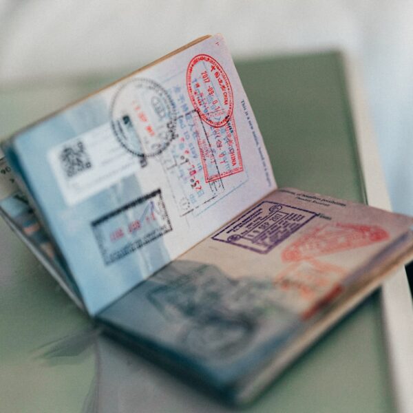 Pasaporte abierto mostrando sellos de entrada