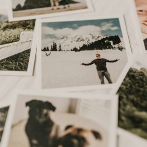 Varias fotografias impresas sobre una superficie