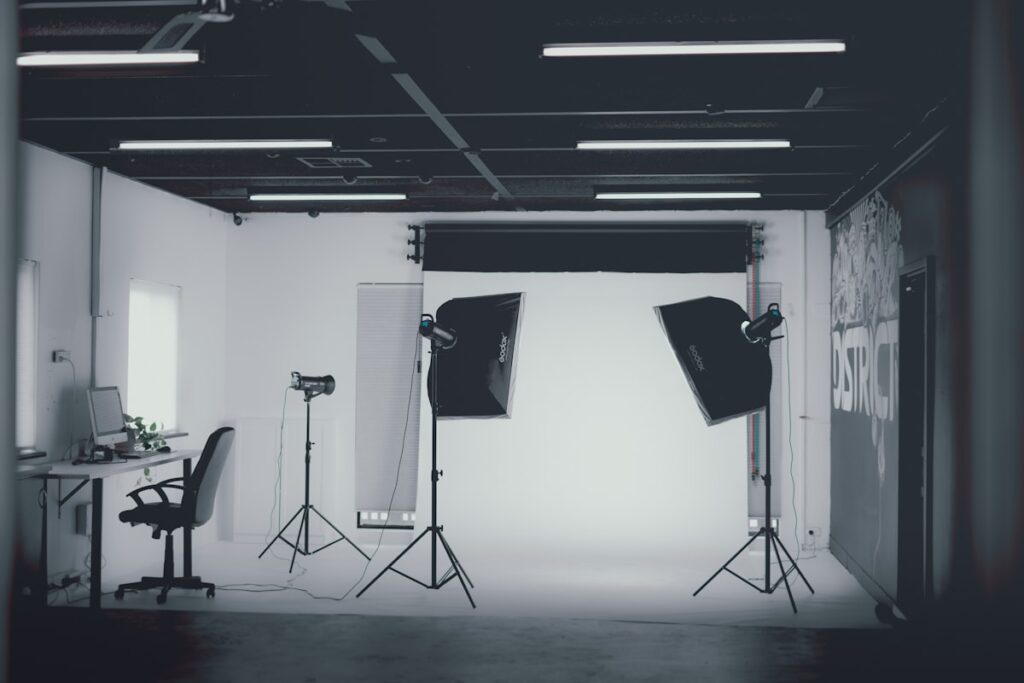 Estudio fotografico con ciclorama blanco y luces
