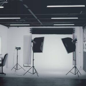 Estudio fotografico con ciclorama blanco y luces