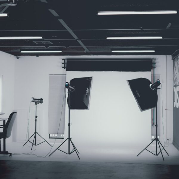 Estudio fotografico con ciclorama blanco y luces