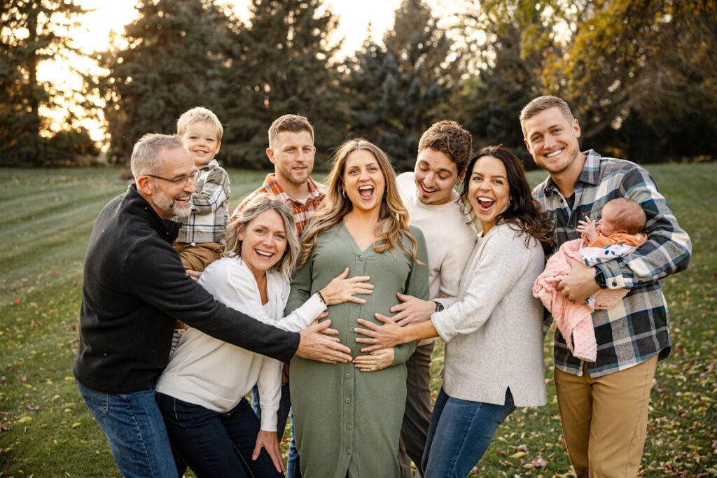 Familia reunida en exteriores al atardecer