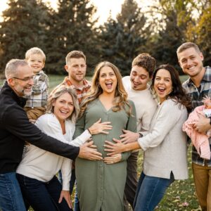 Familia reunida en exteriores al atardecer