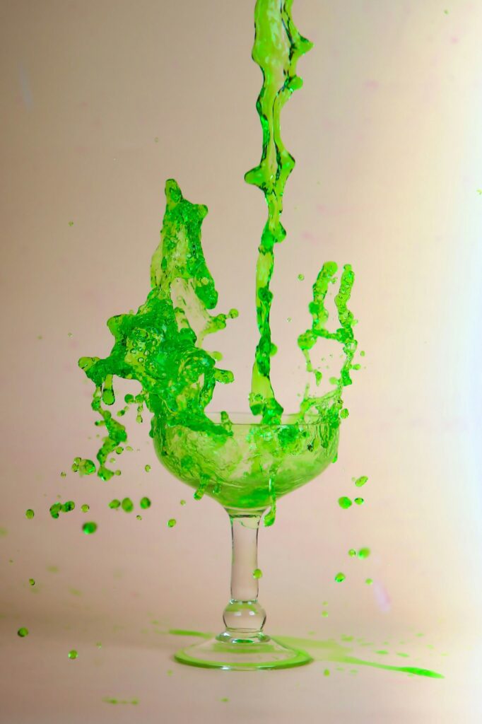 Salpicadura de liquido verde sobre fondo claro