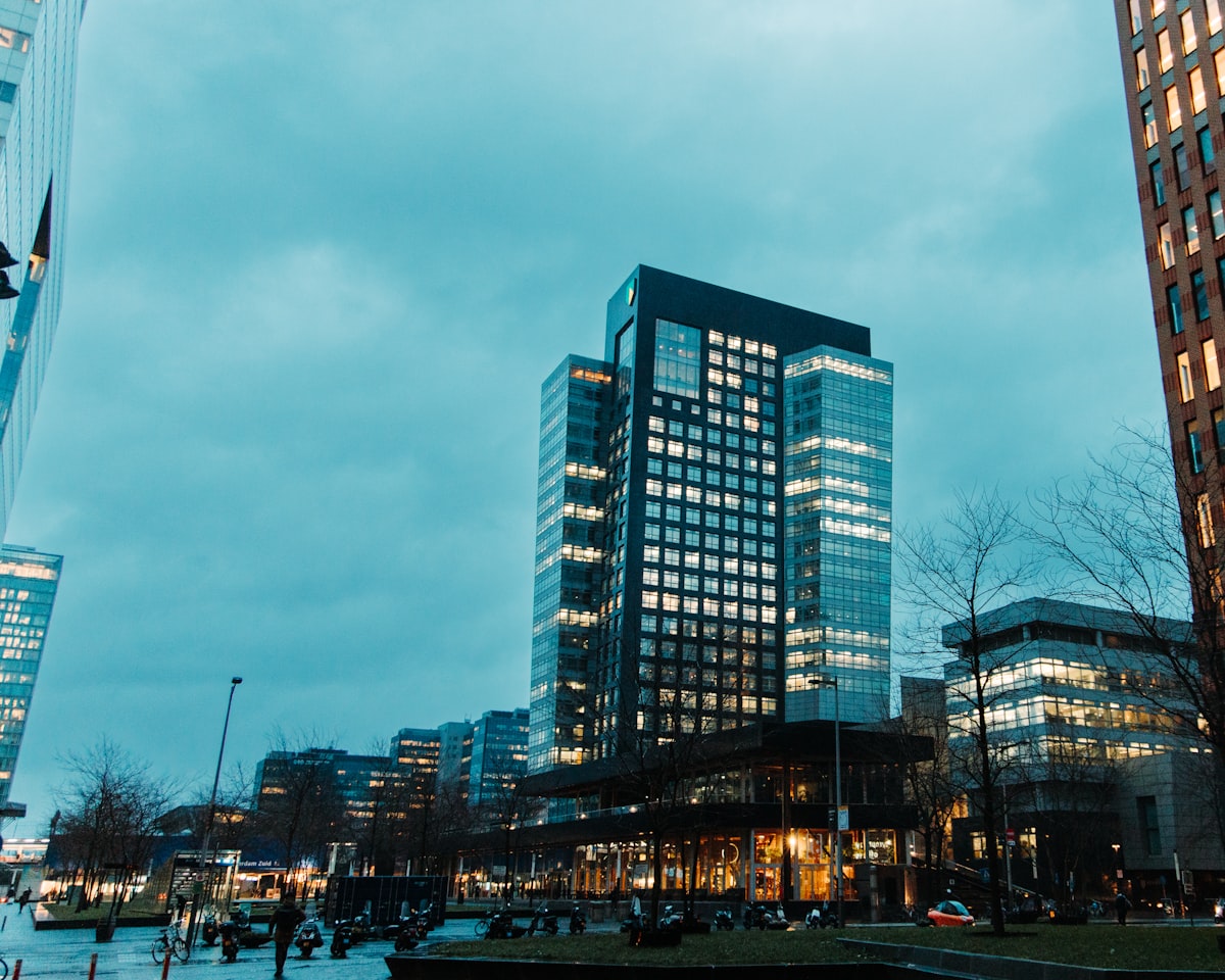 Edificio corporativo iluminado al anochecer