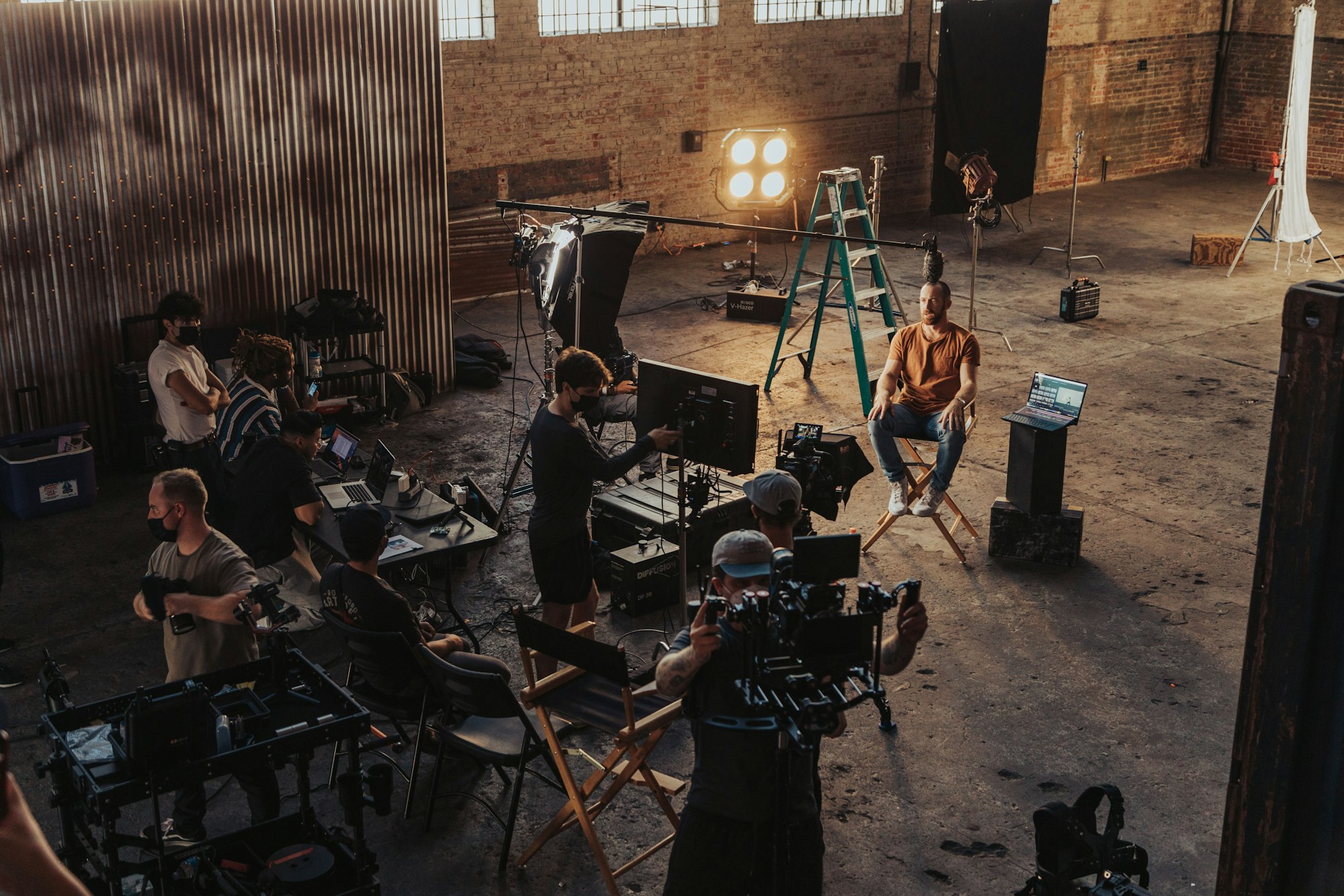 Set de filmación con cámara, luces y equipo de producción