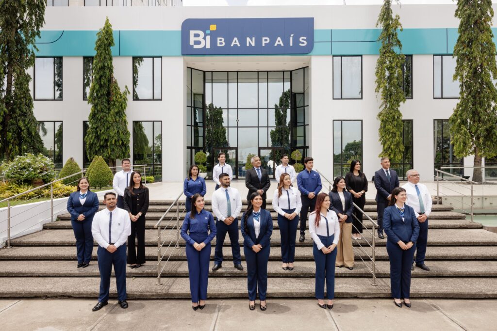 Fotografía corporativa del equipo de Banpaís en las gradas de su sucursal