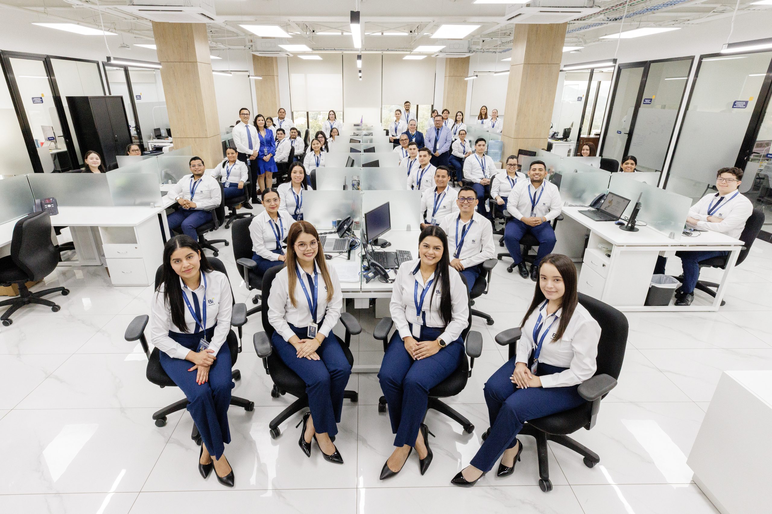 Equipo completo de Banpaís en la planta de oficinas de la sucursal