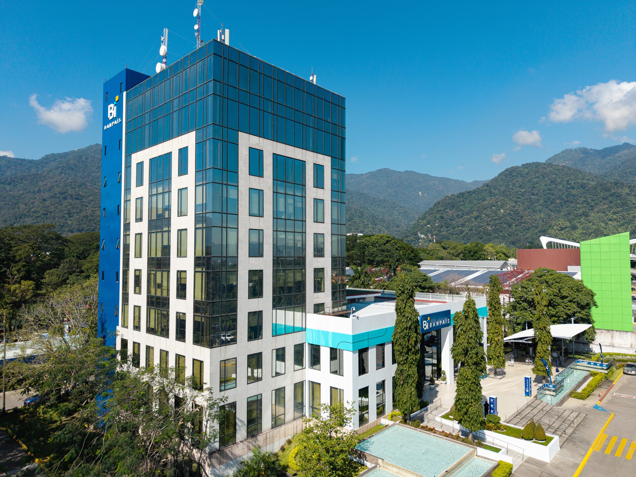 Vista aérea de la torre corporativa de Banpaís con las montañas al fondo, San Pedro Sula