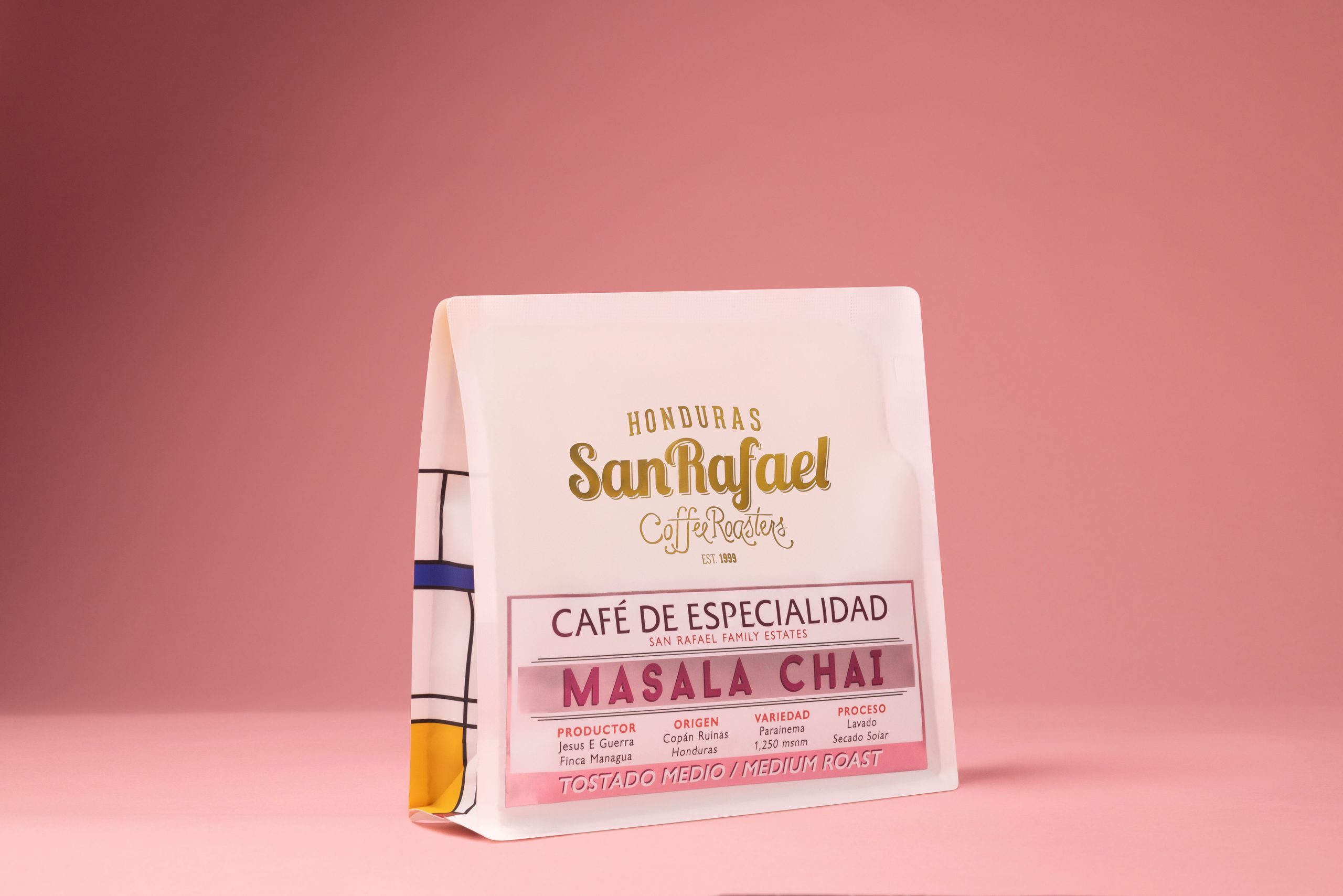 Bolsa de café Masala Chai de Café San Rafael con el lomo de color sobre fondo rosa