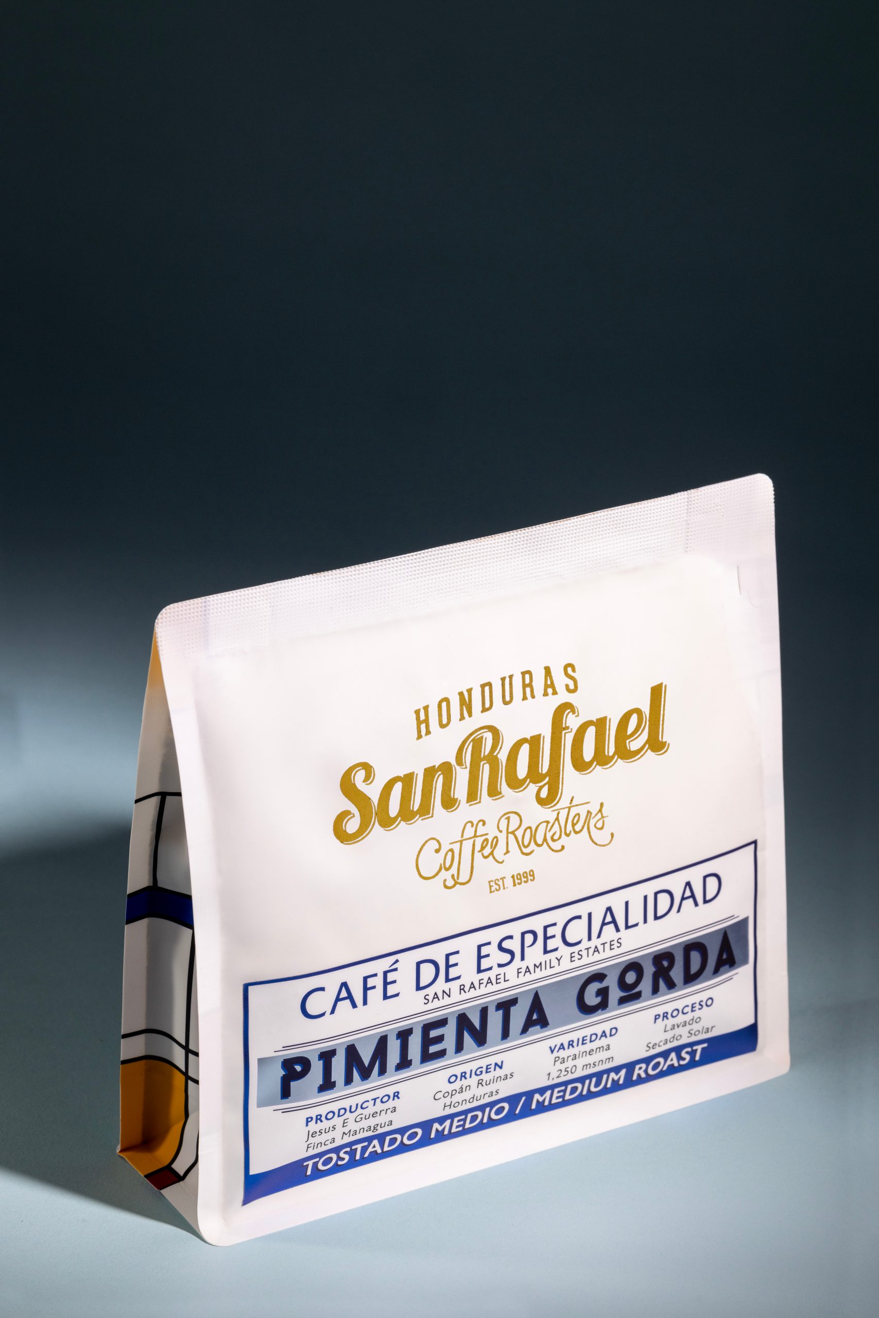 Bolsa de café Pimienta Gorda de Café San Rafael sobre fondo azul oscuro