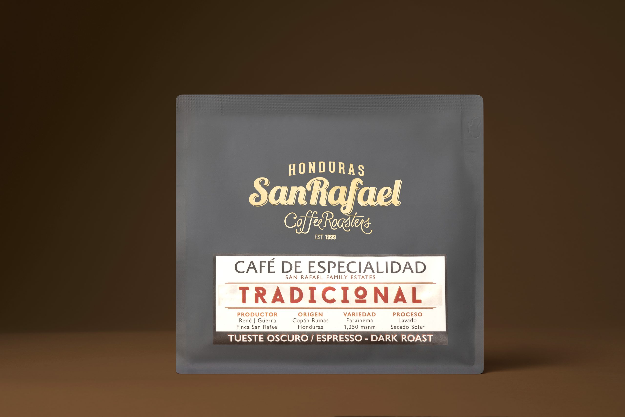 Bolsa gris de café Tradicional de Café San Rafael sobre fondo café