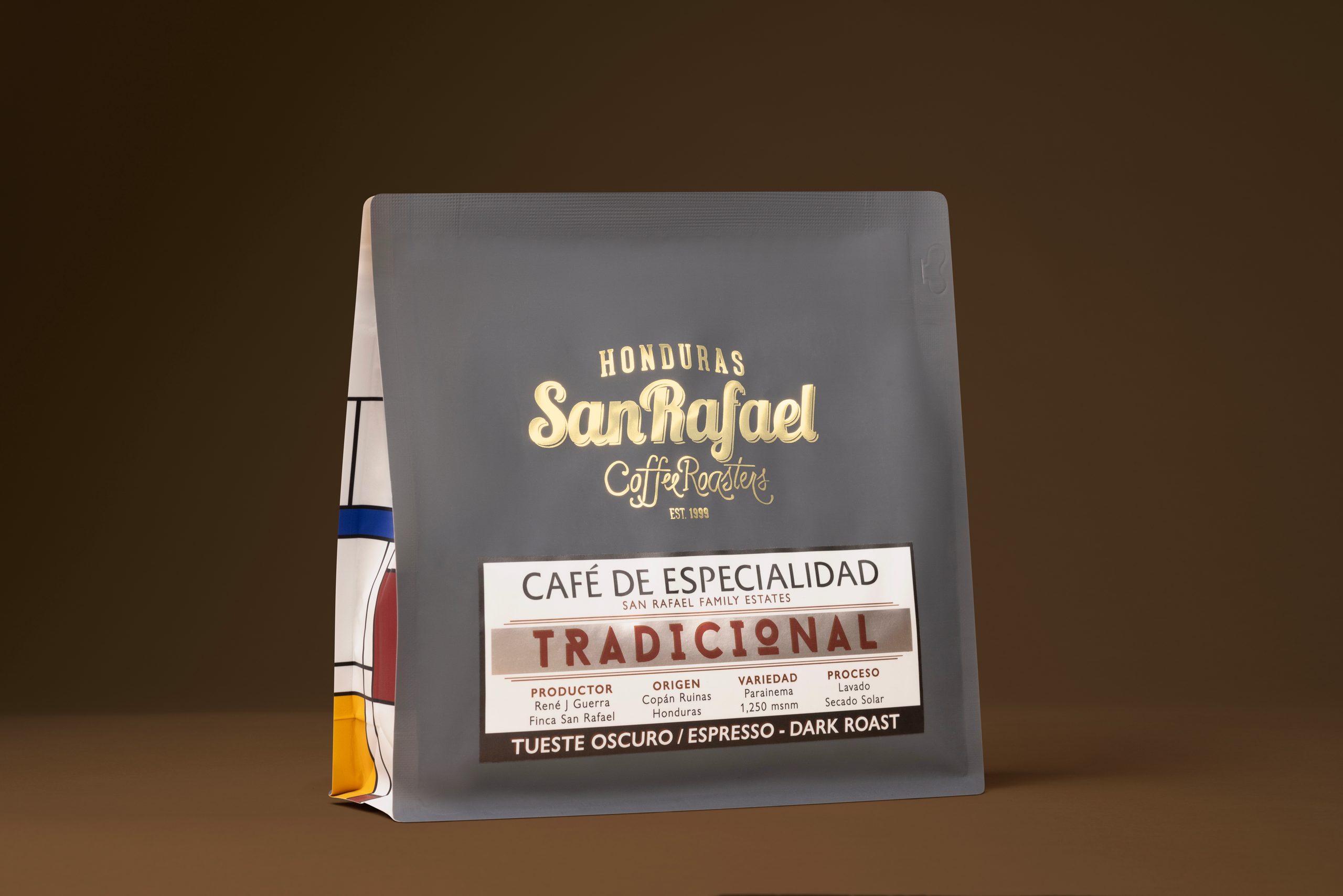 Bolsa gris de café Tradicional de Café San Rafael con el lomo de color a la vista