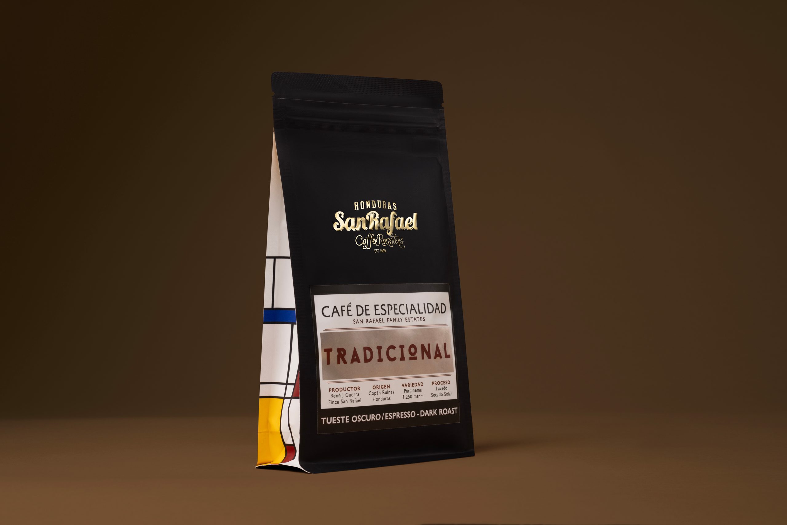 Bolsa negra de café Tradicional de Café San Rafael en ángulo