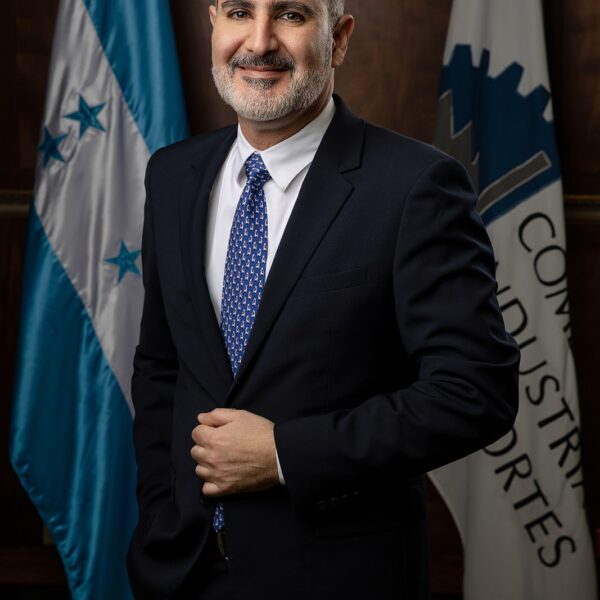 Retrato profesional de Eduardo Facusse con traje oscuro y corbata azul, Cámara de Comercio e Industrias de Cortés