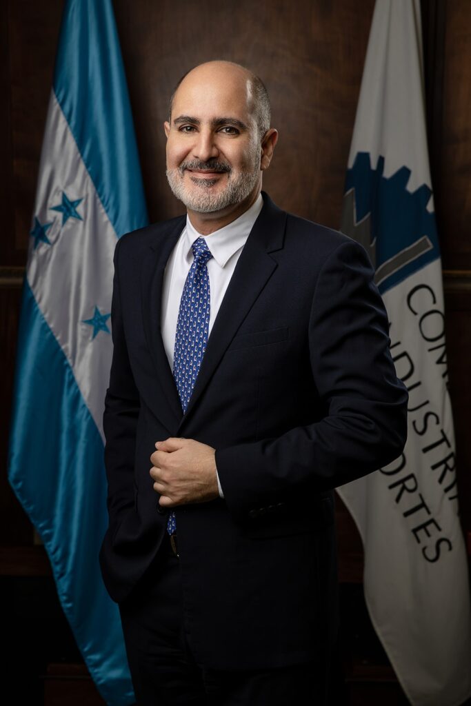 Retrato profesional de Eduardo Facusse con traje oscuro y corbata azul, Cámara de Comercio e Industrias de Cortés