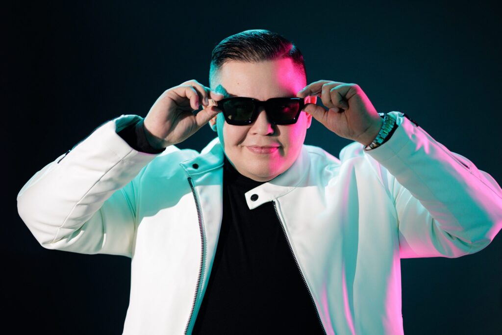Retrato de marca personal de David Galindo con lentes oscuros y saco blanco, San Pedro Sula