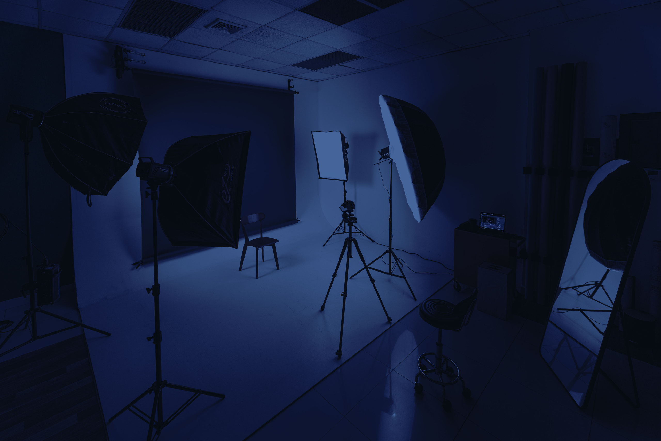 Estudio de fotografía y video de Artes en San Pedro Sula, con softboxes, fondo de papel y cámara montados para una sesión de retrato