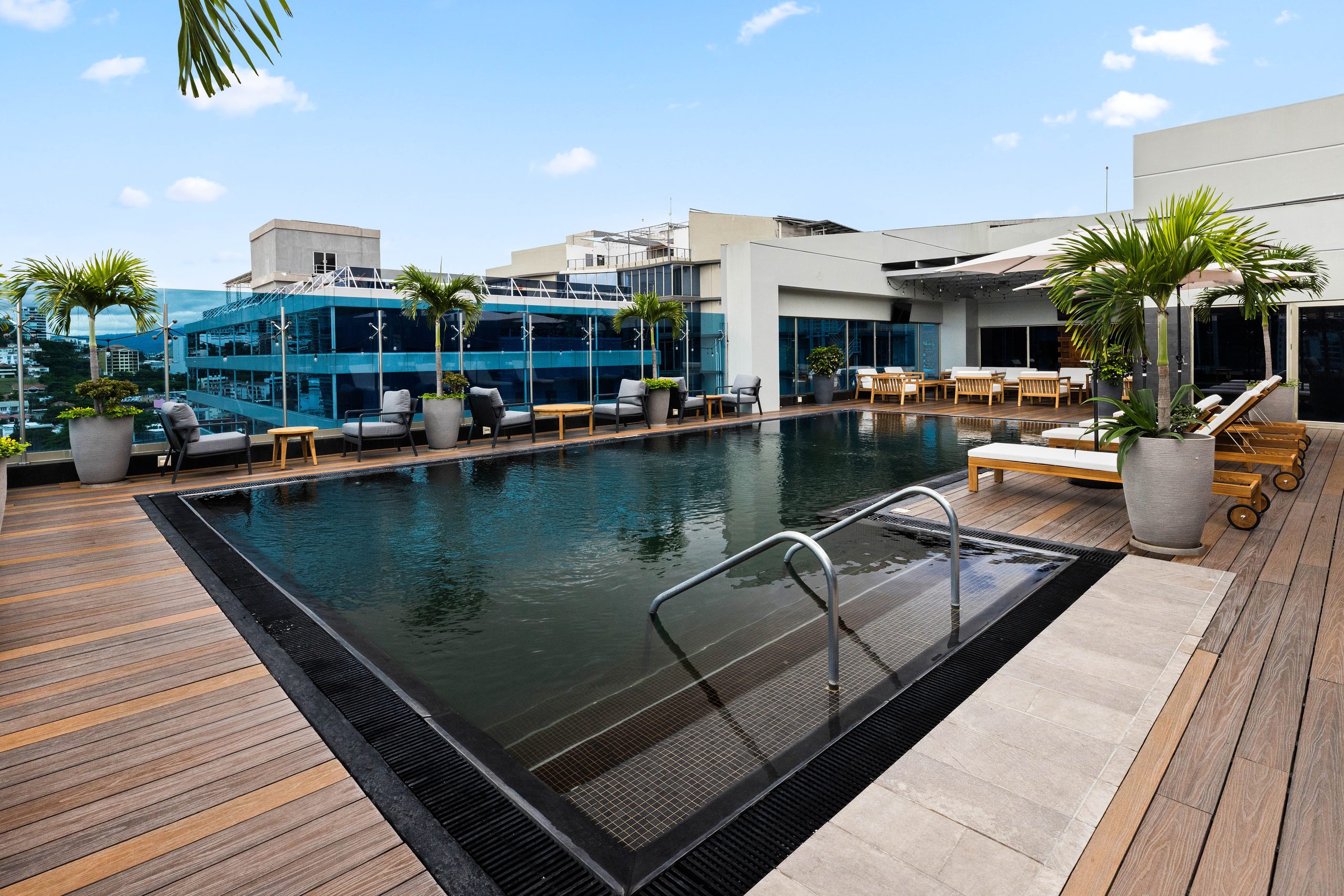 Piscina del rooftop del Hyatt Place Tegucigalpa con vista a la ciudad