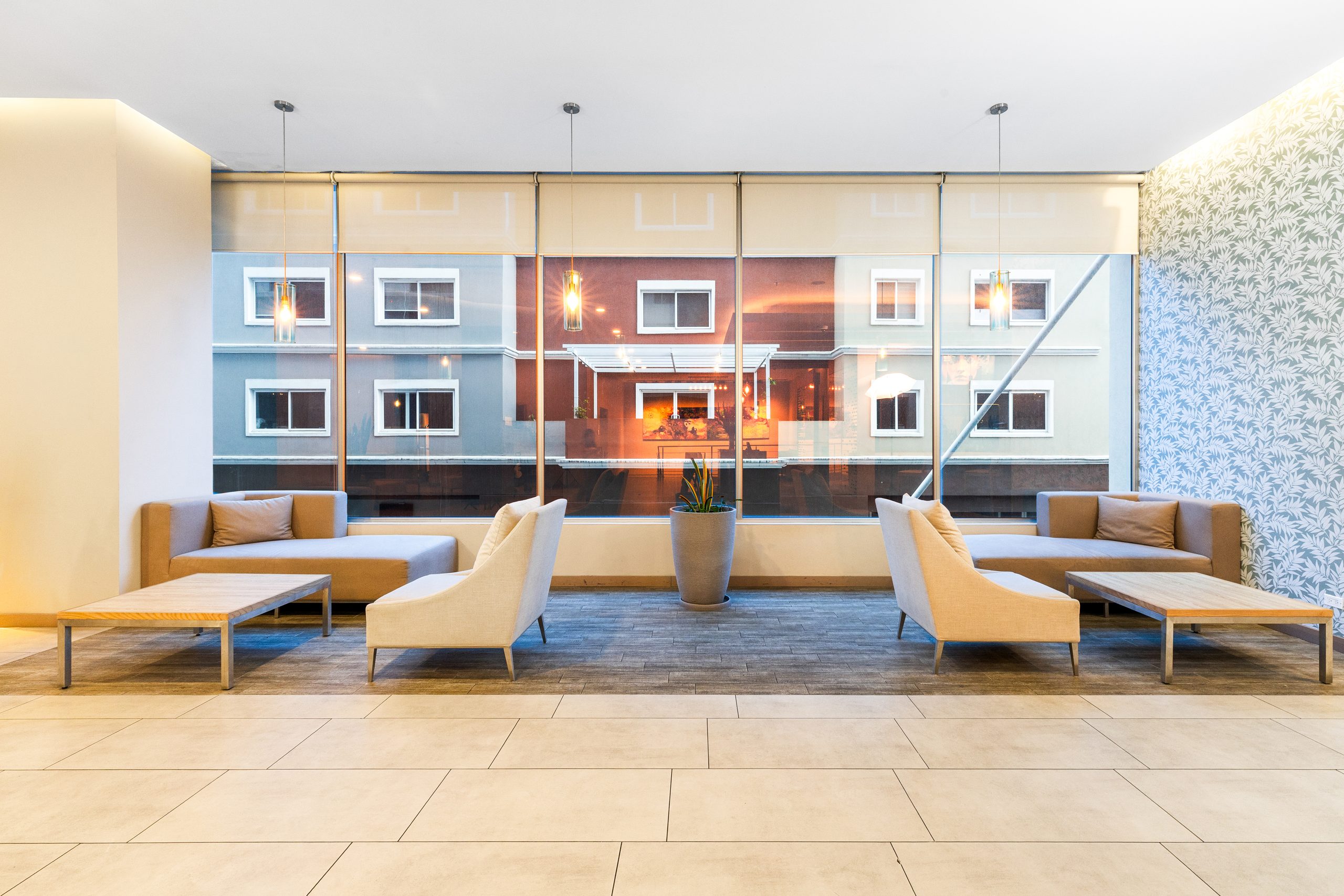 Sala del lobby junto al ventanal en el Hyatt Place Tegucigalpa