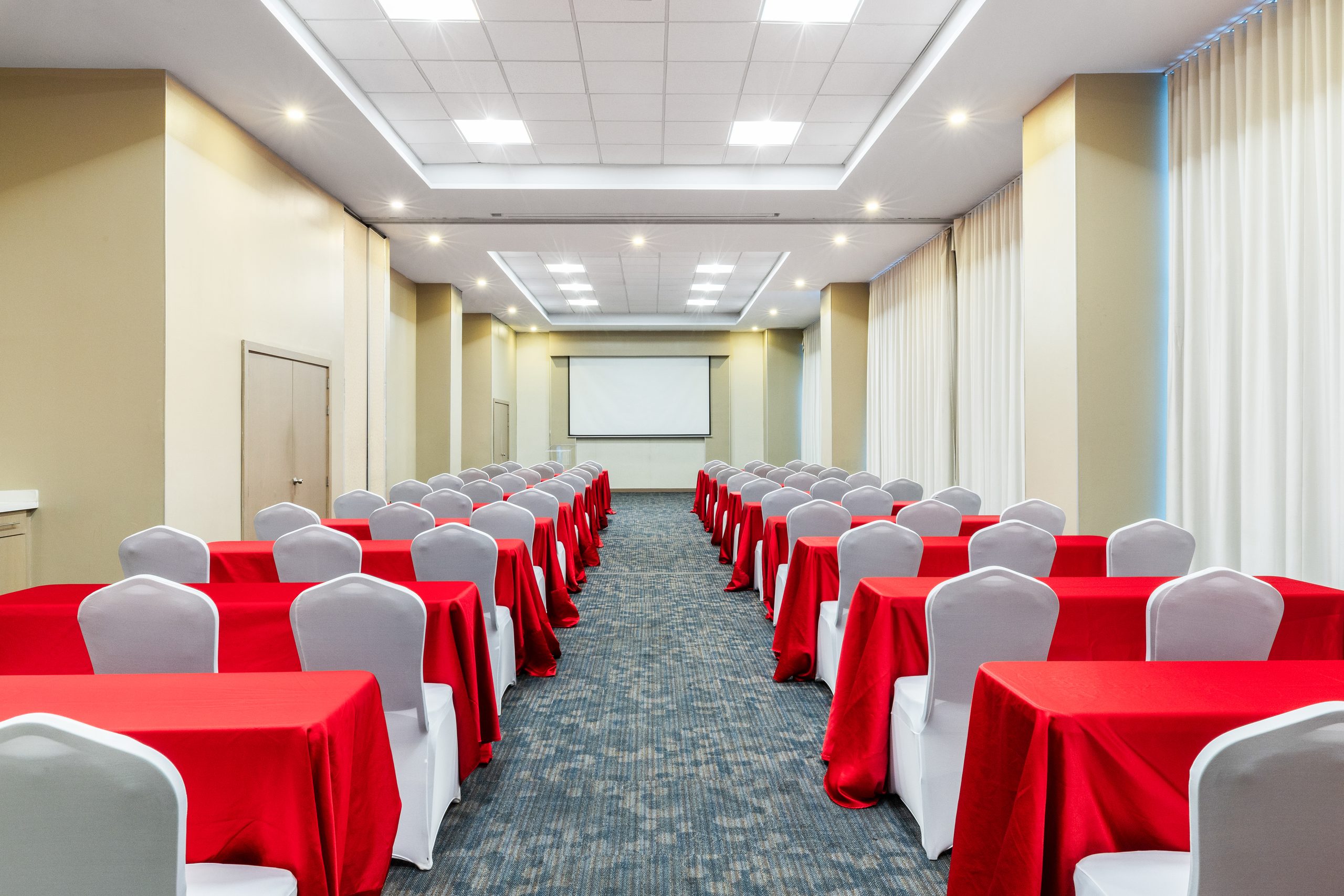 Salón de eventos del Hyatt Place Tegucigalpa montado en formato auditorio