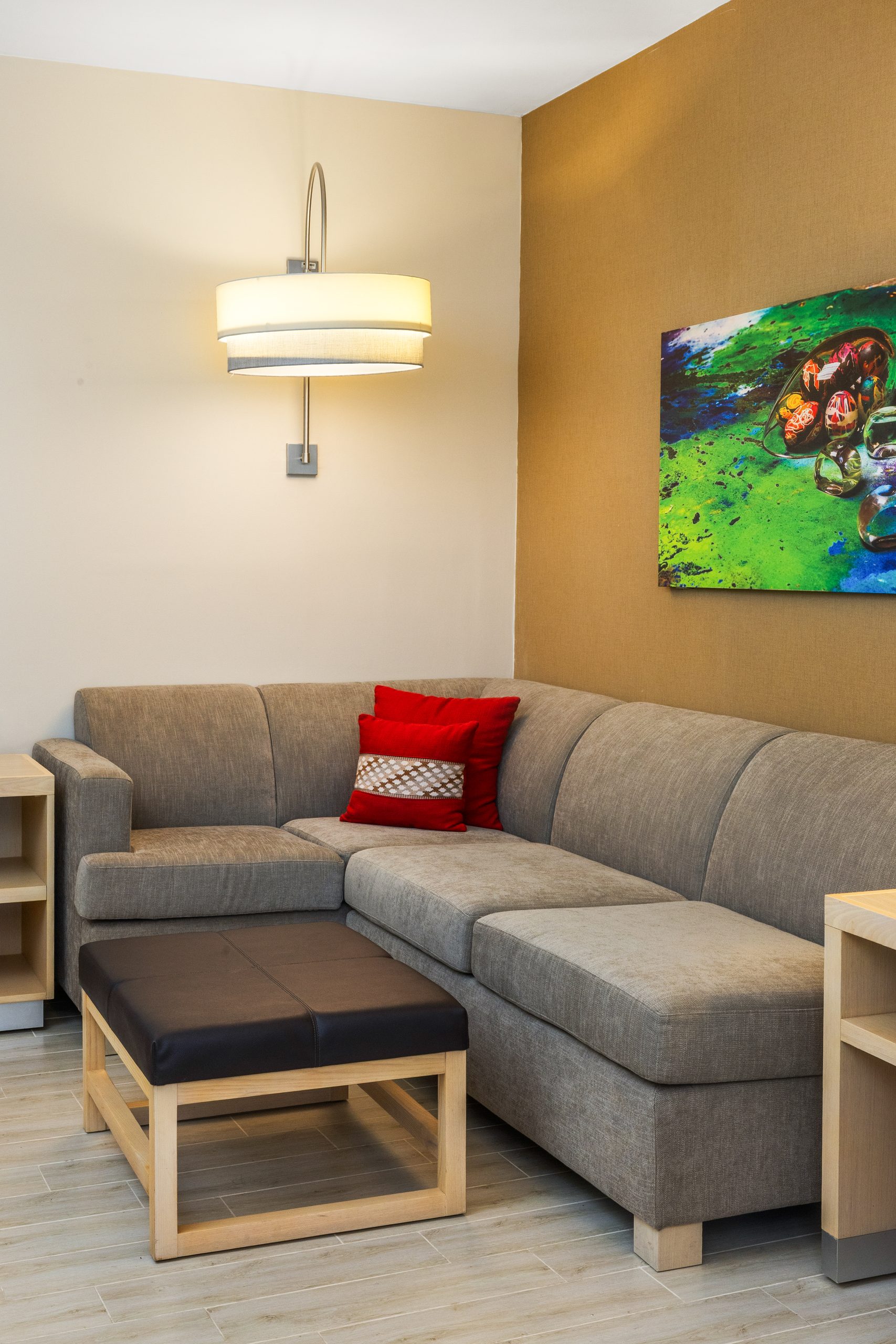Rincón de estar con sofá cama en una suite del Hyatt Place Tegucigalpa