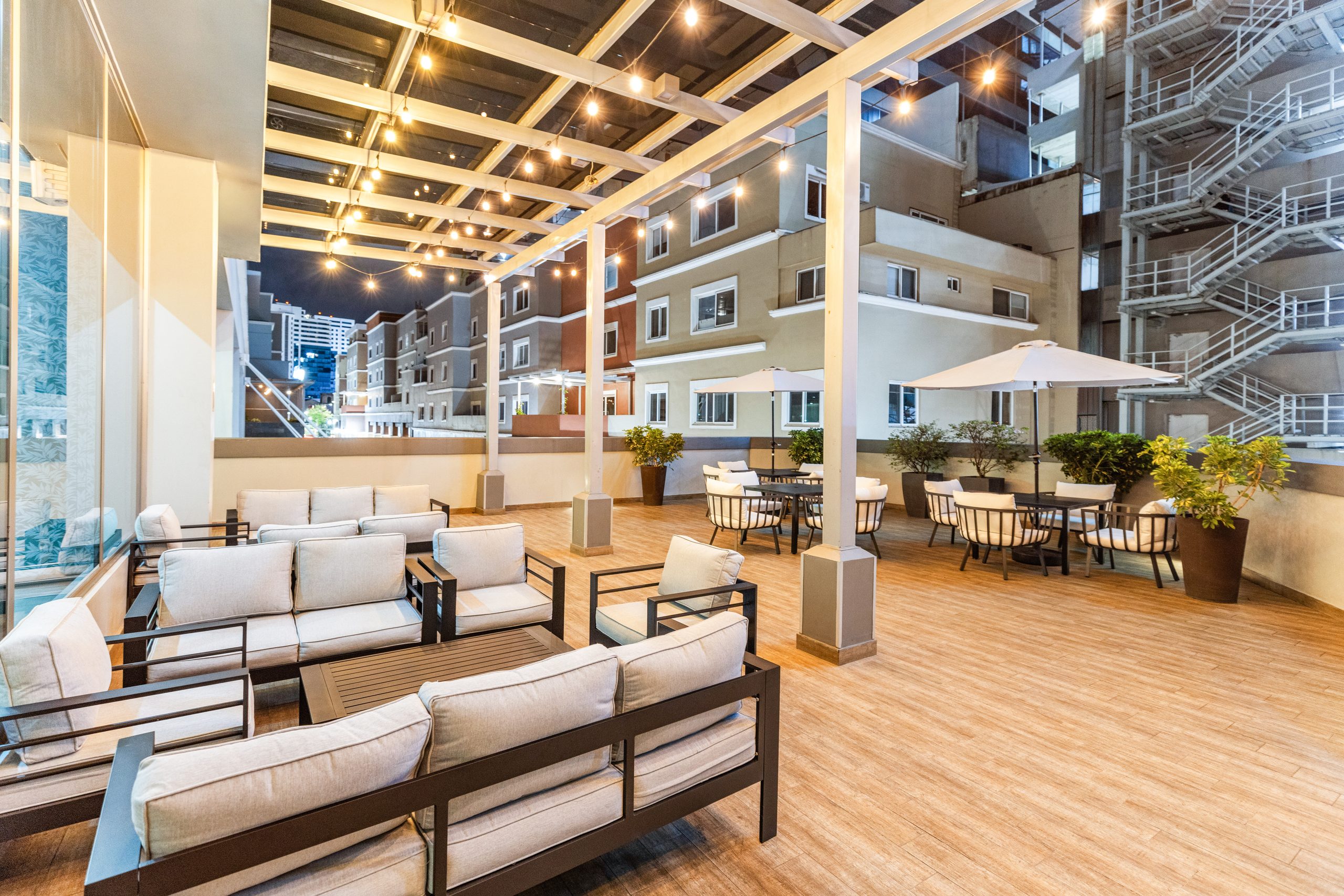 Terraza lounge del Hyatt Place Tegucigalpa iluminada de noche