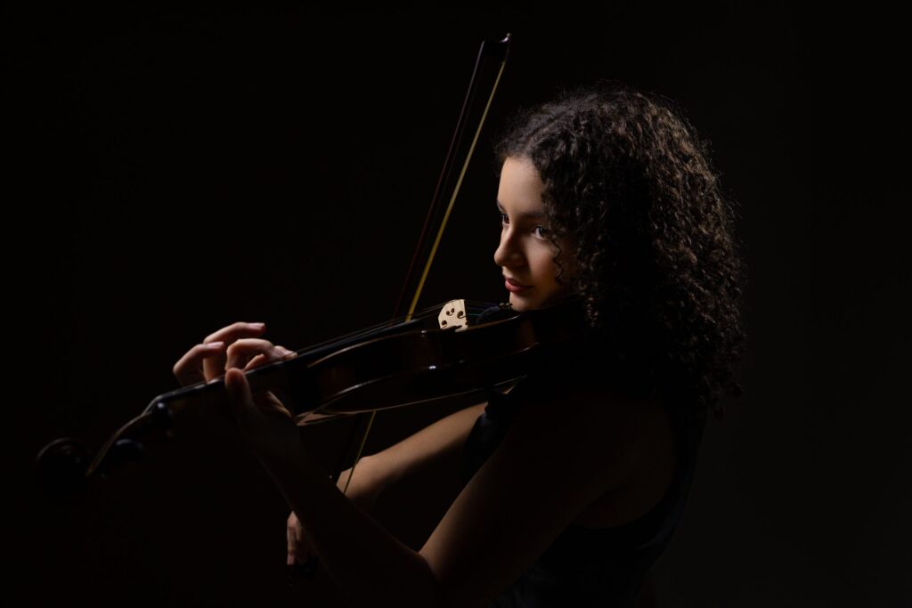 Emily tocando el violín, retrato senior en clave baja, estudio de Artes, San Pedro Sula