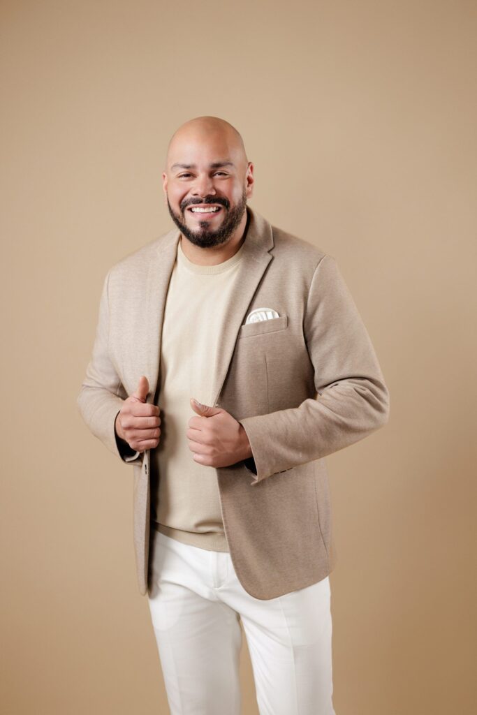 Retrato profesional de Víctor Toledo con saco beige, estudio de Artes en San Pedro Sula